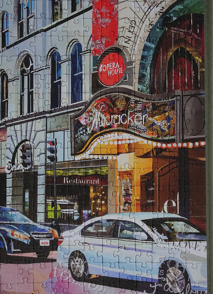 Detail Paramount Reflected